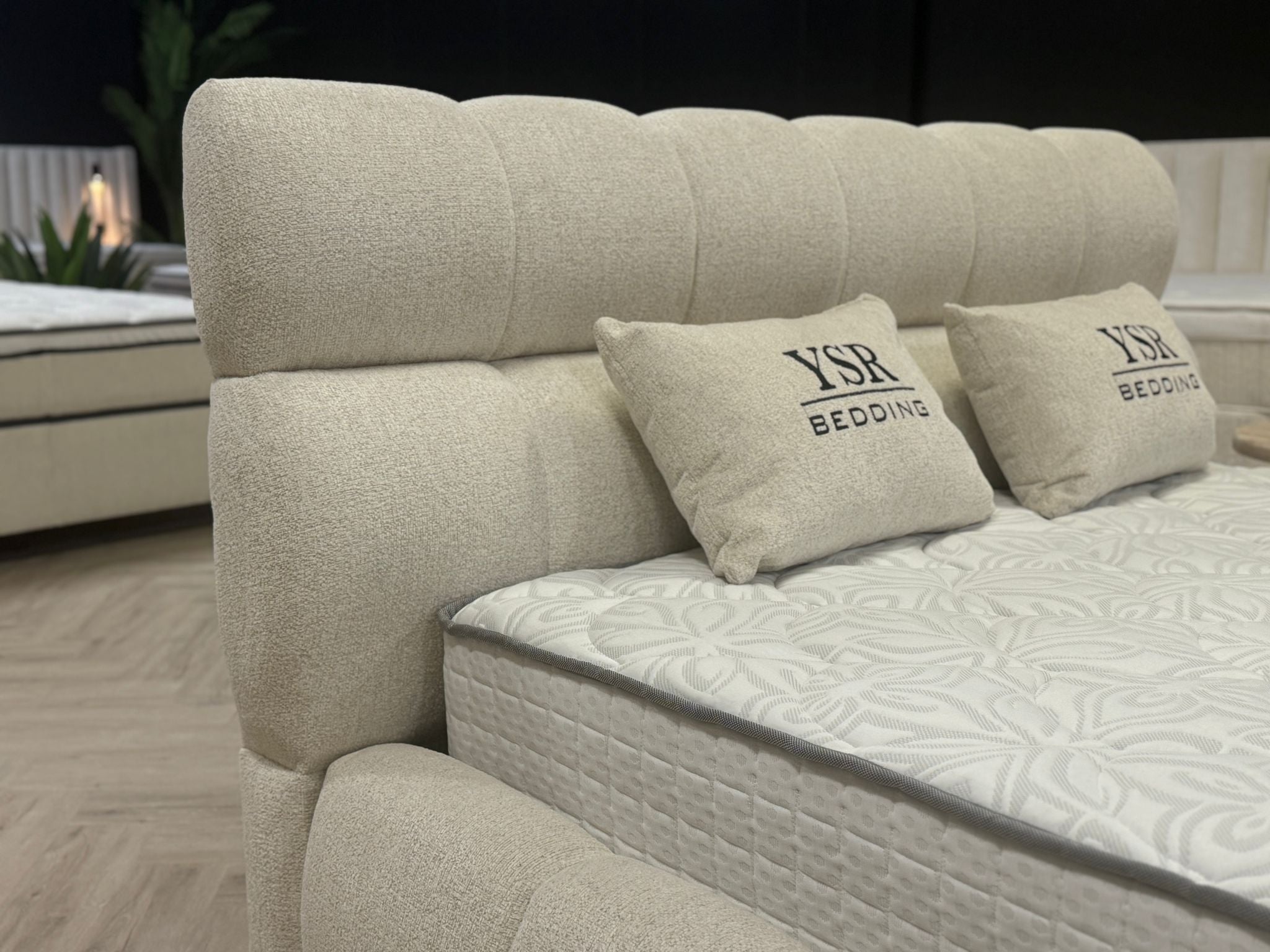 Boxspring Fendi met Opbergruimte – Beige / Crème